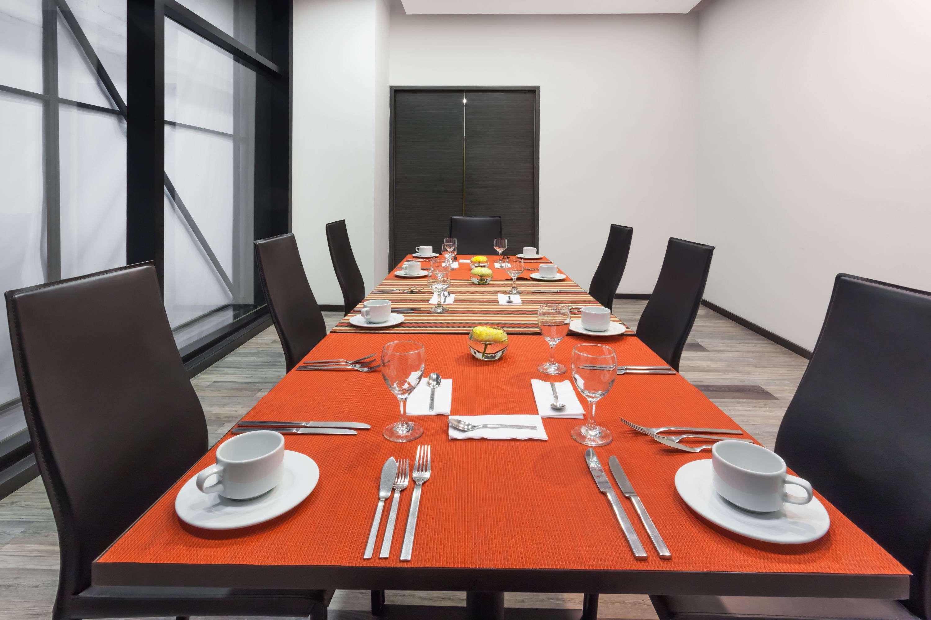 Hotel Wyndham Bogotá Exterior foto A table set for a meal